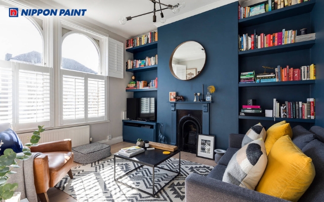 Phòng khách phối xanh navy và trắng giúp không gian thông thoáng mà vẫn sang trọng