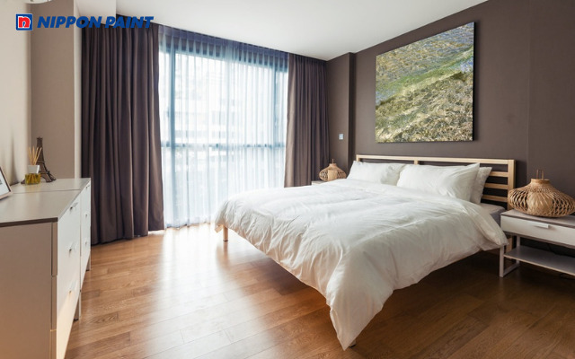 Tông màu nâu đá cuội kết hợp cùng màu trắng của nội thất trở nên tươi sáng, nhẹ nhàng