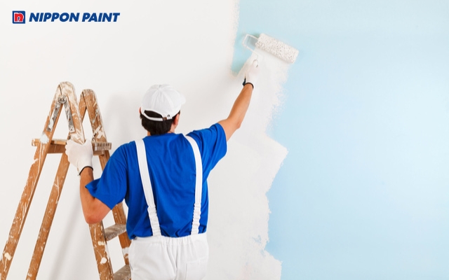 Bề mặt tường đã bả matit chỉ cần 1 lớp sơn lót, nhưng cần sơn cẩn thận để giữ tường luôn bền màu