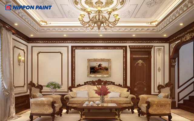 Phòng khách lớn thiết kế phào chỉ có họa tiết cầu kỳ và màu sơn vàng đồng tạo sự sang trọng, quyền lực