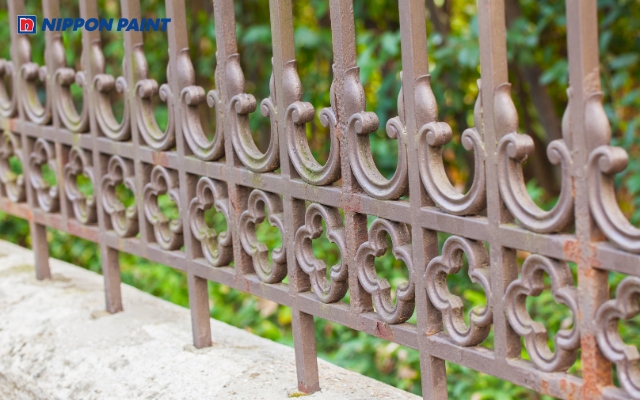 Hàng rào màu nâu đậm là biểu tượng cho sự ổn định, ấm áp. Rất tốt cho sự nghiệp của gia chủ mệnh kim