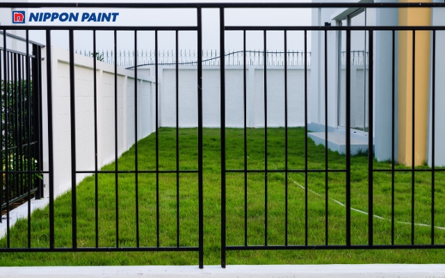 Hàng rào xanh đen dễ phối, tượng trưng cho sự trầm ổn và thu hút tài lộc