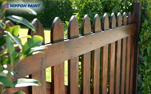 Hàng rào gỗ được gia chủ mệnh Thổ ưa chuộng nhờ vẻ nhẹ nhàng, hiện đại và đầy cuốn hút