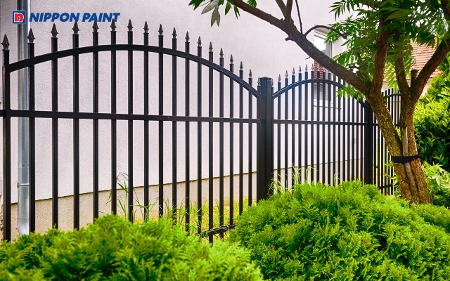 Hàng rào đen hợp với gia chủ mệnh Mộc, thể hiện sự độc lập, bản lĩnh và dễ phối với mọi gam màu