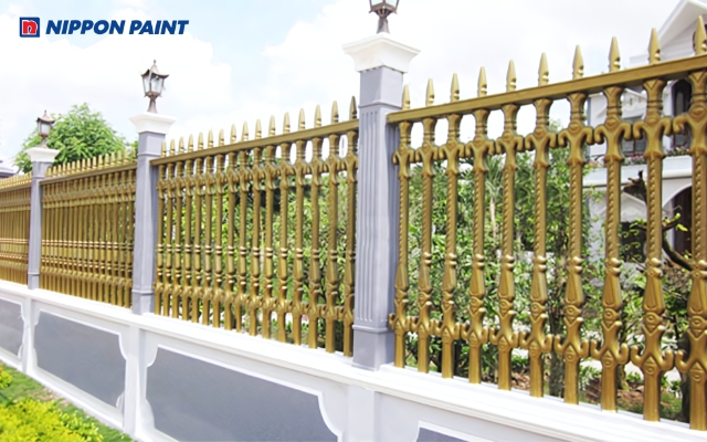 Hàng rào vàng đồng sang trọng, nổi bật là điểm nhấn ấn tượng cho không gian nhà gia chủ mệnh Hỏa