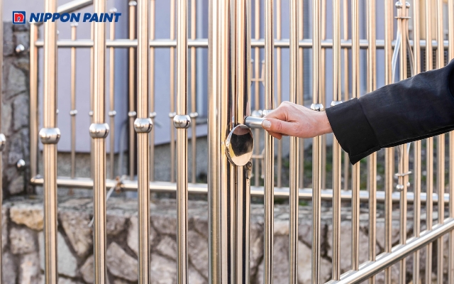 Hàng rào sắt ánh bạc nổi bật, giúp không gian thêm sáng và tăng giá trị thẩm mỹ cho ngôi nhà