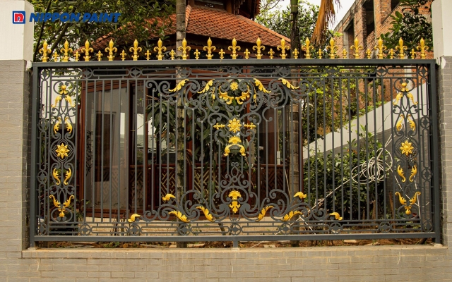 Hàng rào sắt thường được thiết kế thanh mảnh hoặc uốn hoa văn tinh tế