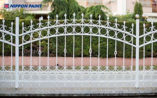 Gia chủ mệnh Thủy nên chọn hàng rào trắng tượng trưng cho sự tinh khiết, nhẹ nhàng và thanh thoát