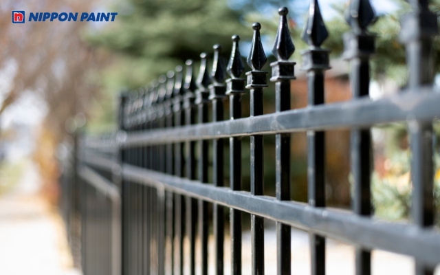 Hàng rào sắt đen cách điệu phù hợp mọi không gian, thể hiện nét sang trọng, mạnh mẽ và quyền lực