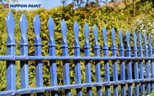 Hàng rào sắt xanh nước biển mang vẻ trẻ trung và tạo điểm nhấn thẩm mỹ riêng cho không gian