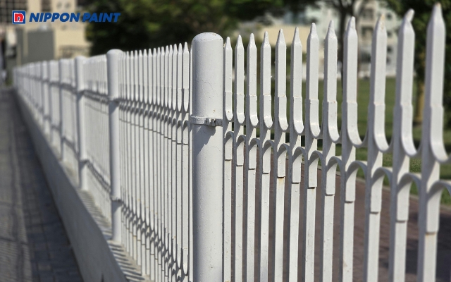 Hàng rào trắng mang lại vẻ sáng sủa, yên bình và hiện đại cho ngôi nhà