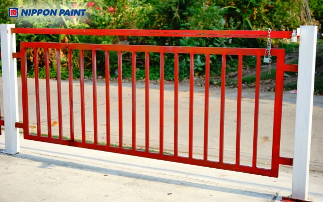 Hàng rào đỏ nổi bật, biểu trưng cho sức mạnh, nhiệt huyết và quyết tâm của gia chủ mệnh Hỏa