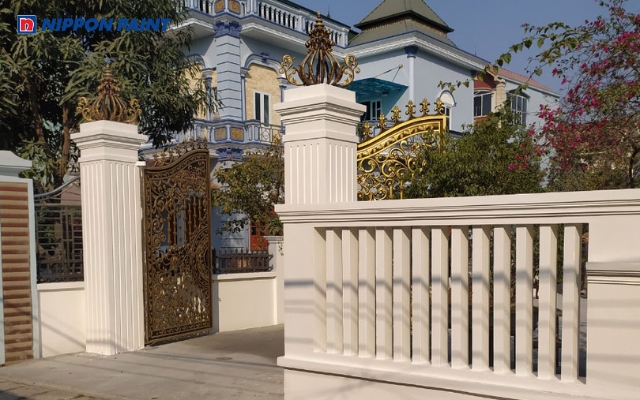 Những gam trung tính như trắng sữa là sự lựa chọn an toàn cho hàng rào bê tông