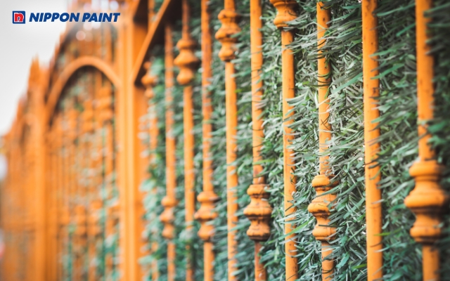 Hàng rào màu cam làm nổi bật khuôn viên sống của những gia chủ mệnh Thổ