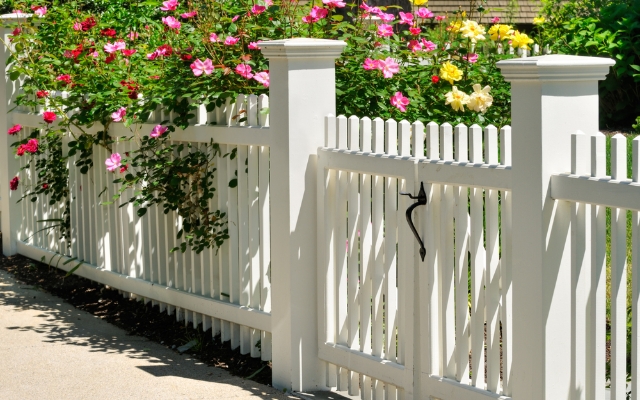 Hàng rào gỗ mang đến vẻ đẹp tự nhiên và dễ hòa hợp với cảnh quan xung quanh