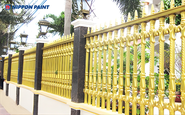 Hàng rào sắt sơn vàng mang vẻ sang trọng, thu hút và hợp phong thủy với gia chủ mệnh Kim