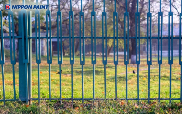 Hàng rào màu xanh dương và hiện đại giúp vượng khí lưu thông trong ngôi nhà của gia chủ mệnh Thủy