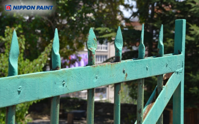 Hàng rào xanh lam biểu trưng cho sự mạnh mẽ, mát mẻ, giúp nhà gia chủ mệnh Thủy thêm tươi sáng