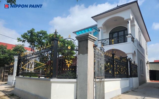 Chọn màu sơn trung tính cho hàng rào giúp tôn lên vẻ sang trọng cho ngôi nhà