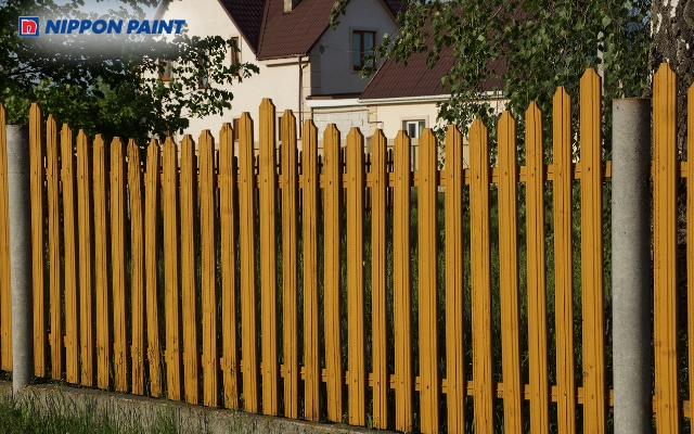 Hàng rào vàng nâu tuy giản dị nhưng toát lên nét tinh tế, phản ánh tính cách của người mệnh Thổ