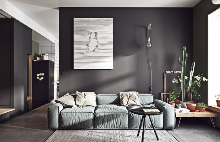 Phối sơn tường màu đen với sofa xanh dương nhạt