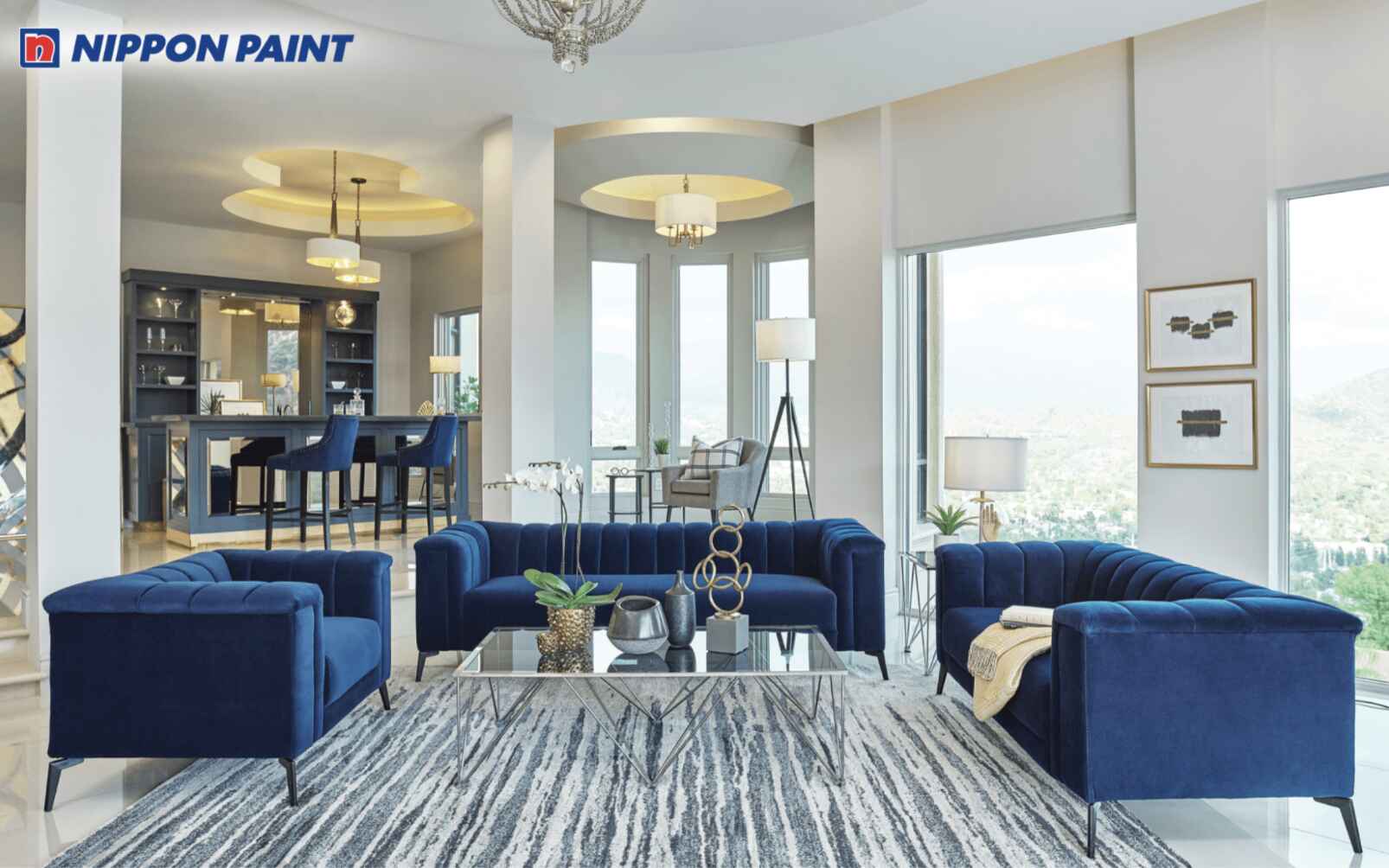 Tường trắng kết hợp nội thất xanh navy, đèn vàng cho phòng khách Art Deco