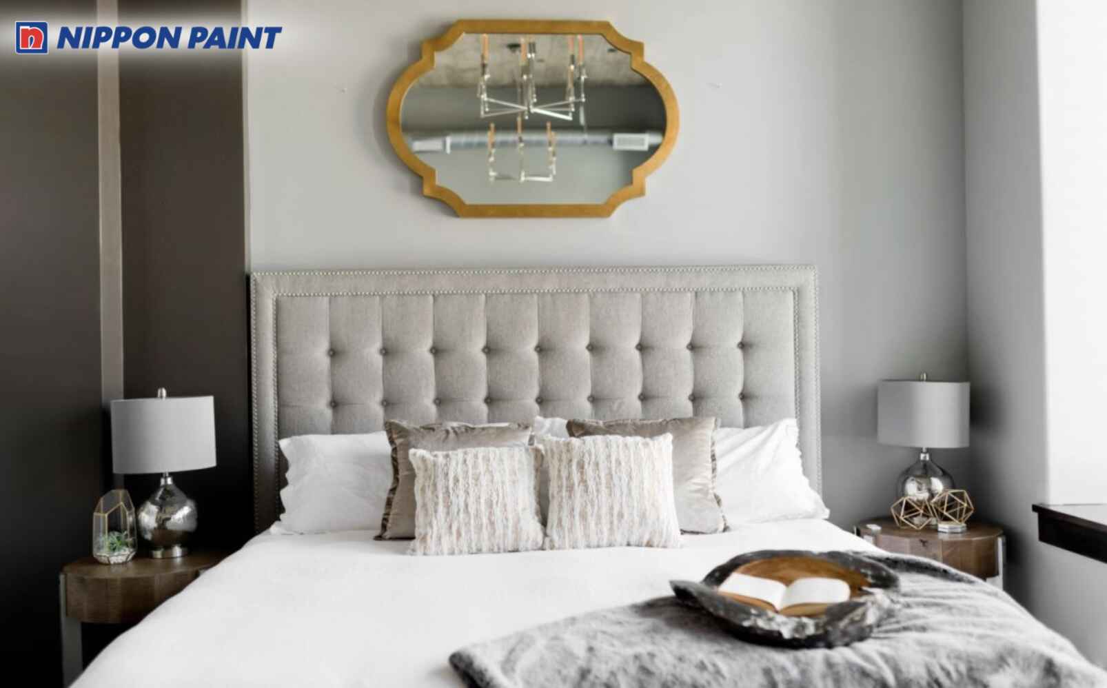 Tường trắng kết hợp điểm nhấn vàng kim mang đến phòng ngủ Art Deco yên tĩnh, sang trọng