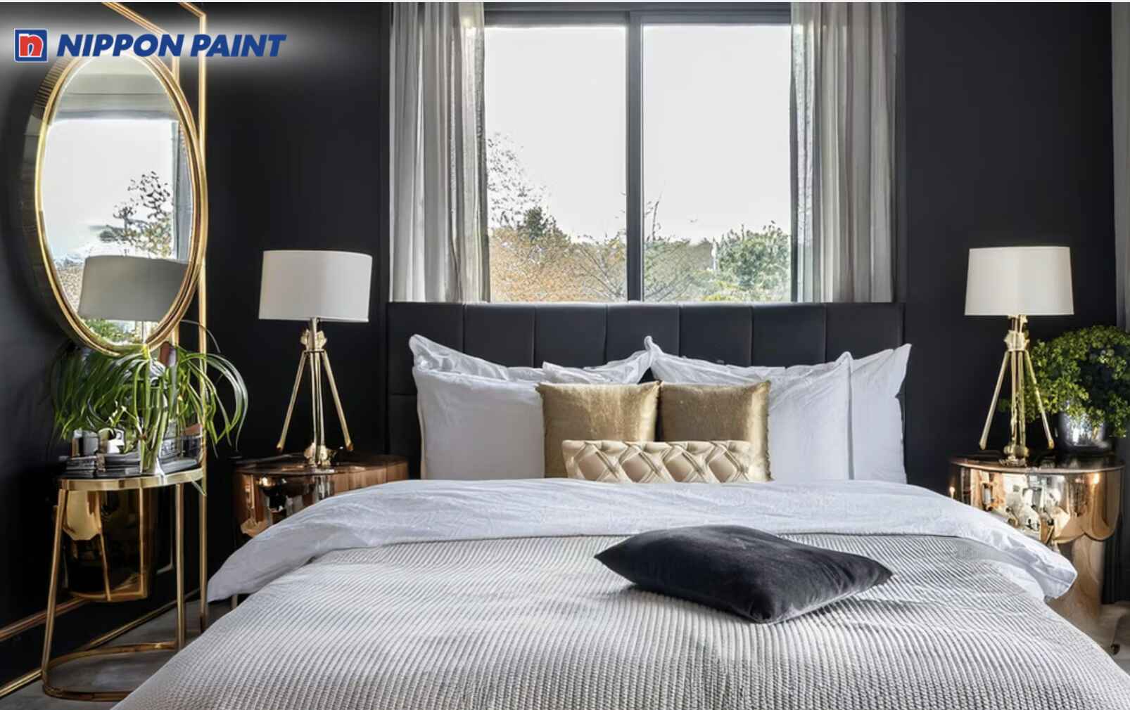 Sơn tường màu đen chủ đạo, trang trí chi tiết vàng ánh kim giúp phòng ngủ Art Deco ấm áp