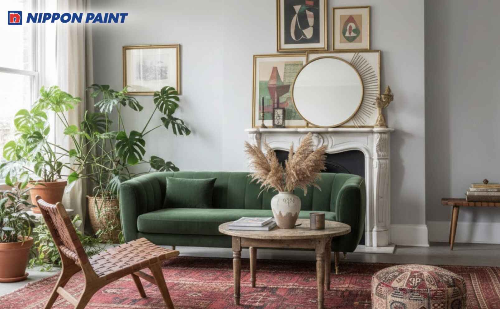 Xám sáng làm nền, kết hợp đỏ gạch cho thảm, cân bằng lại bằng xanh trầm ở sofa