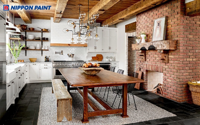 Nhà bếp Farmhouse kết hợp tường trắng và tường gạch mang lại cảm giác tinh tế, cân bằng