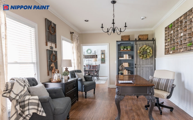 Phòng làm việc Farmhouse kết hợp tường trung tính và ghế sofa tạo cảm giác ấm cúng