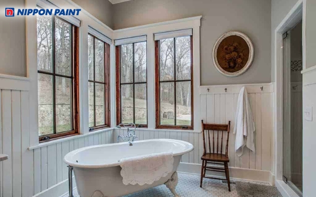 Gam xám nhạt và trắng giúp phòng tắm Farmhouse hiện đại hơn