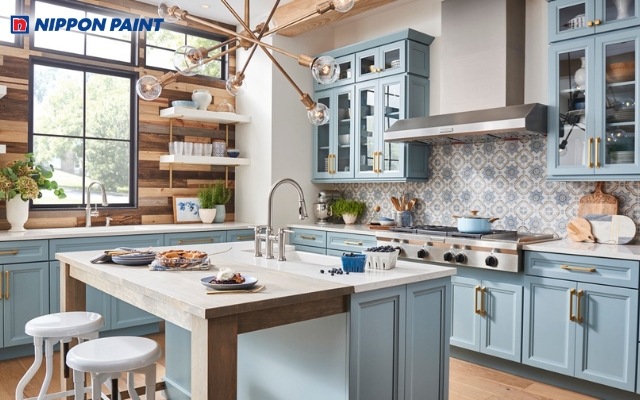 Màu xanh pastel nhẹ nhàng giúp nhà bếp Farmhouse thêm tươi mới và gần gũi thiên nhiên