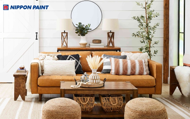 Phòng khách Farmhouse sơn trắng kết hợp nội thất gỗ tạo cảm giác ấm áp, gần gũi và dễ chịu