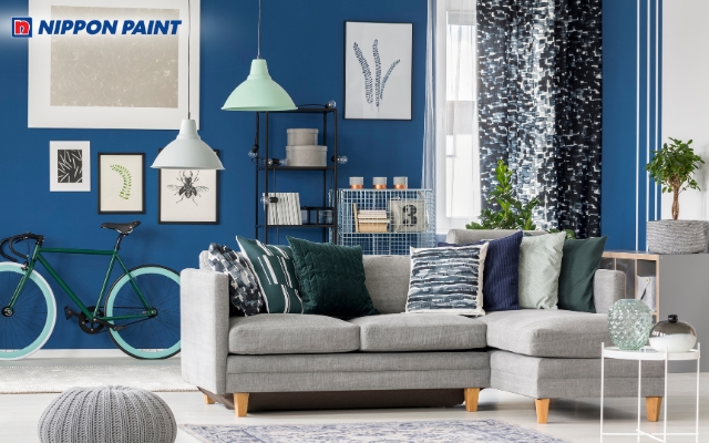 Điểm nhấn xanh navy trên nền trắng tạo dấu ấn cá tính cho khu vực trung tâm