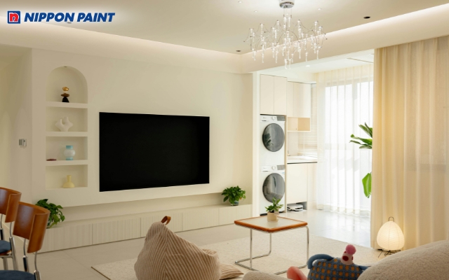 Tường trắng kem kết hợp ánh sáng tự nhiên cho không gian sống hiện đại, tươi mới