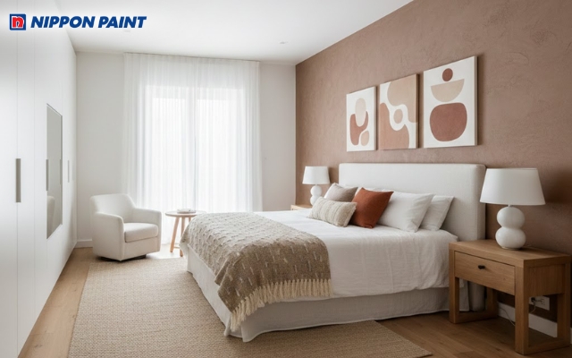 Sự pha trộn giữa sơn trắng và vách nâu đất mang lại chiều sâu và sự tĩnh lặng