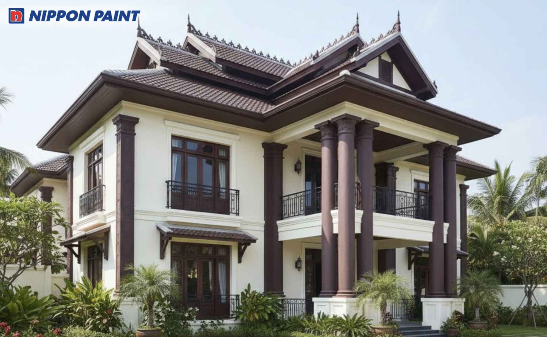 Cột và mái được sơn bằng nâu trầm làm nổi bật vẻ bề thế của công trình