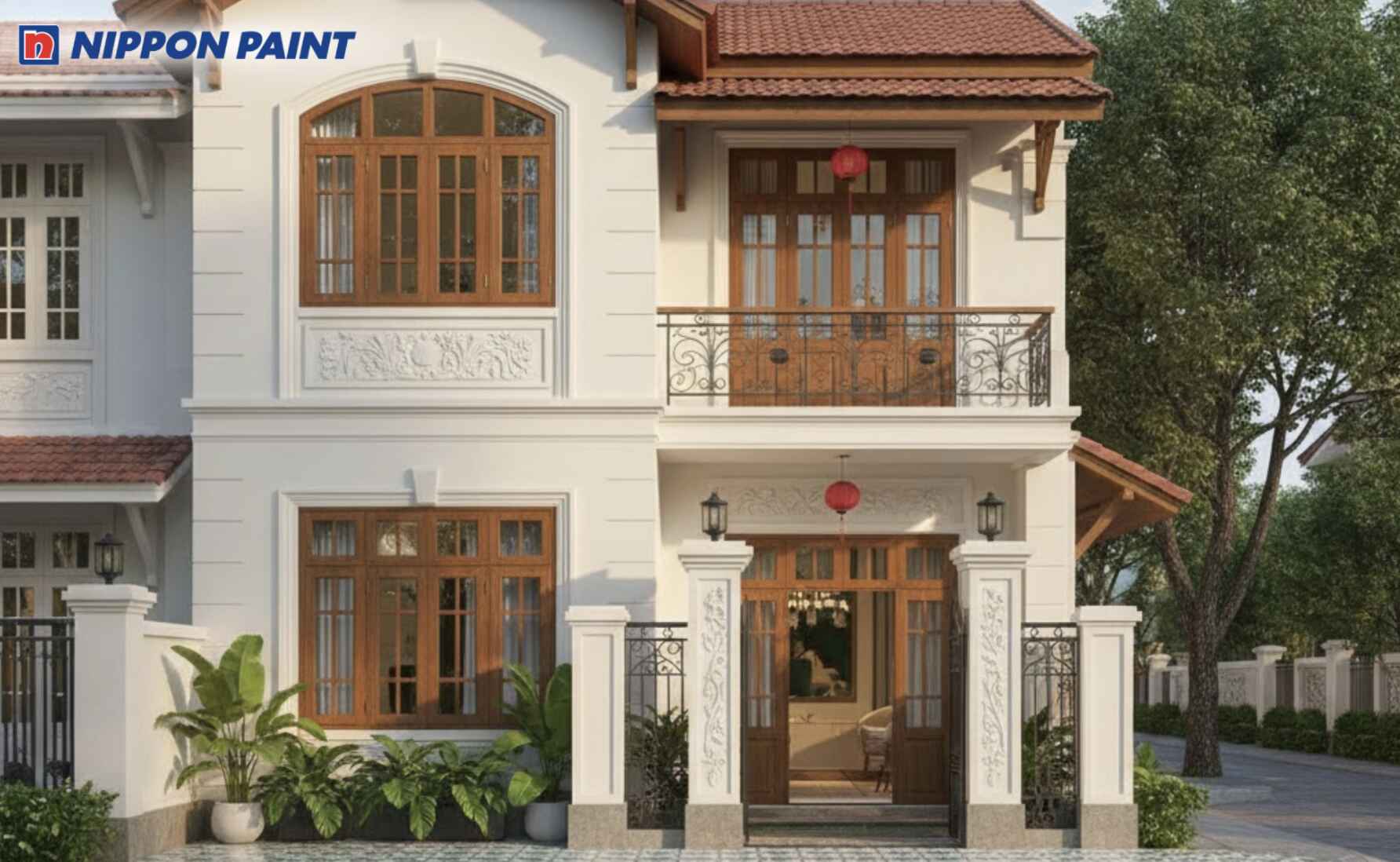 Mặt tiền nhà phố Indochine sử dụng trắng kem làm chủ đạo, kết hợp nâu gỗ ở cửa