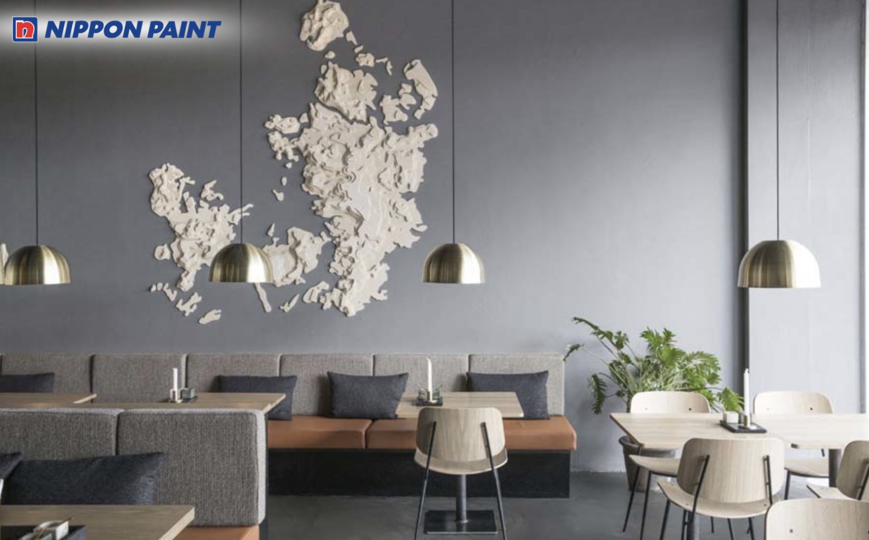 Tường xám kết hợp nội thất nâu kim loại giúp quán trông rộng, thoáng