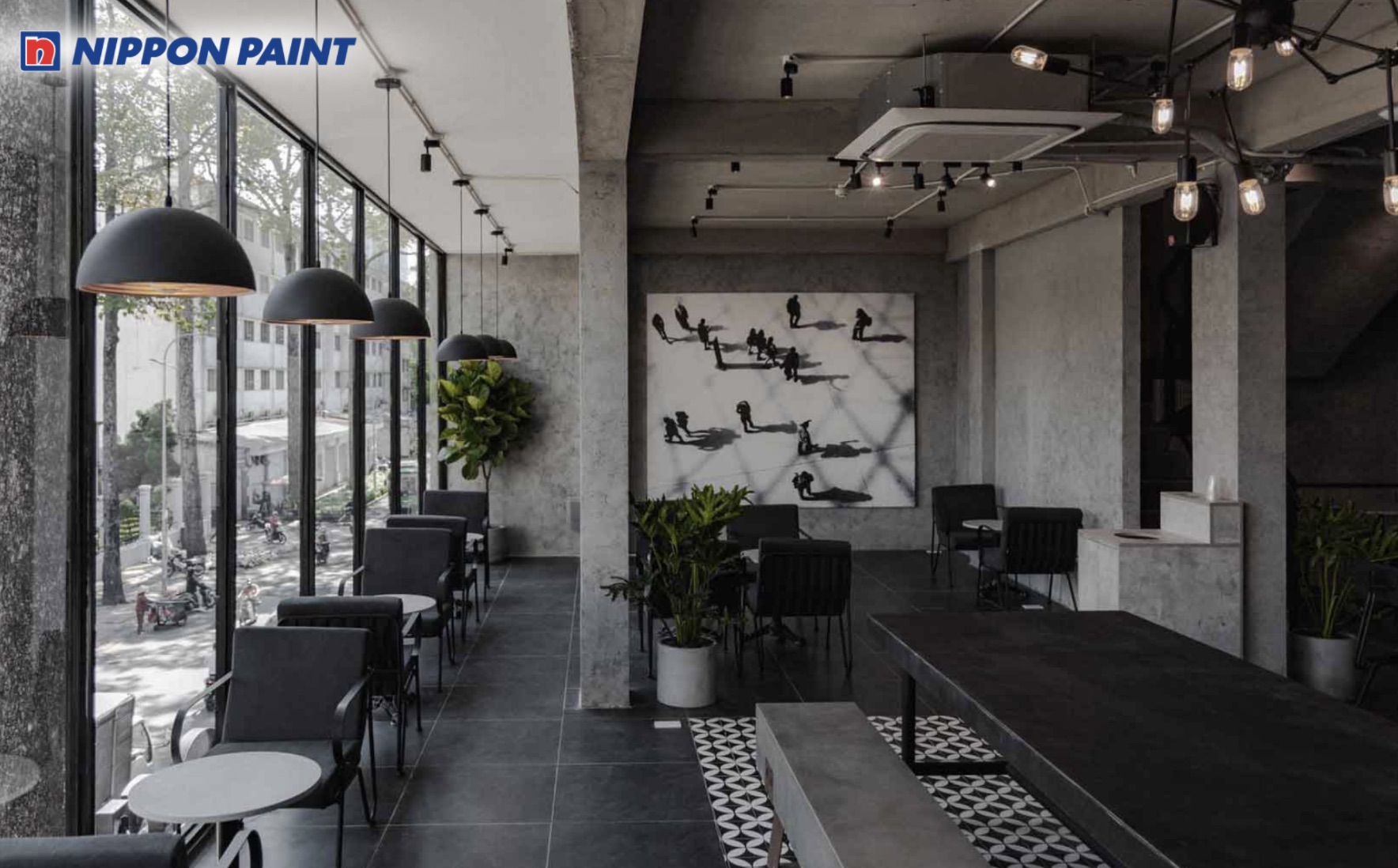 Gam xám - đen làm nền, tôn lên ánh sáng và decor quán cà phê