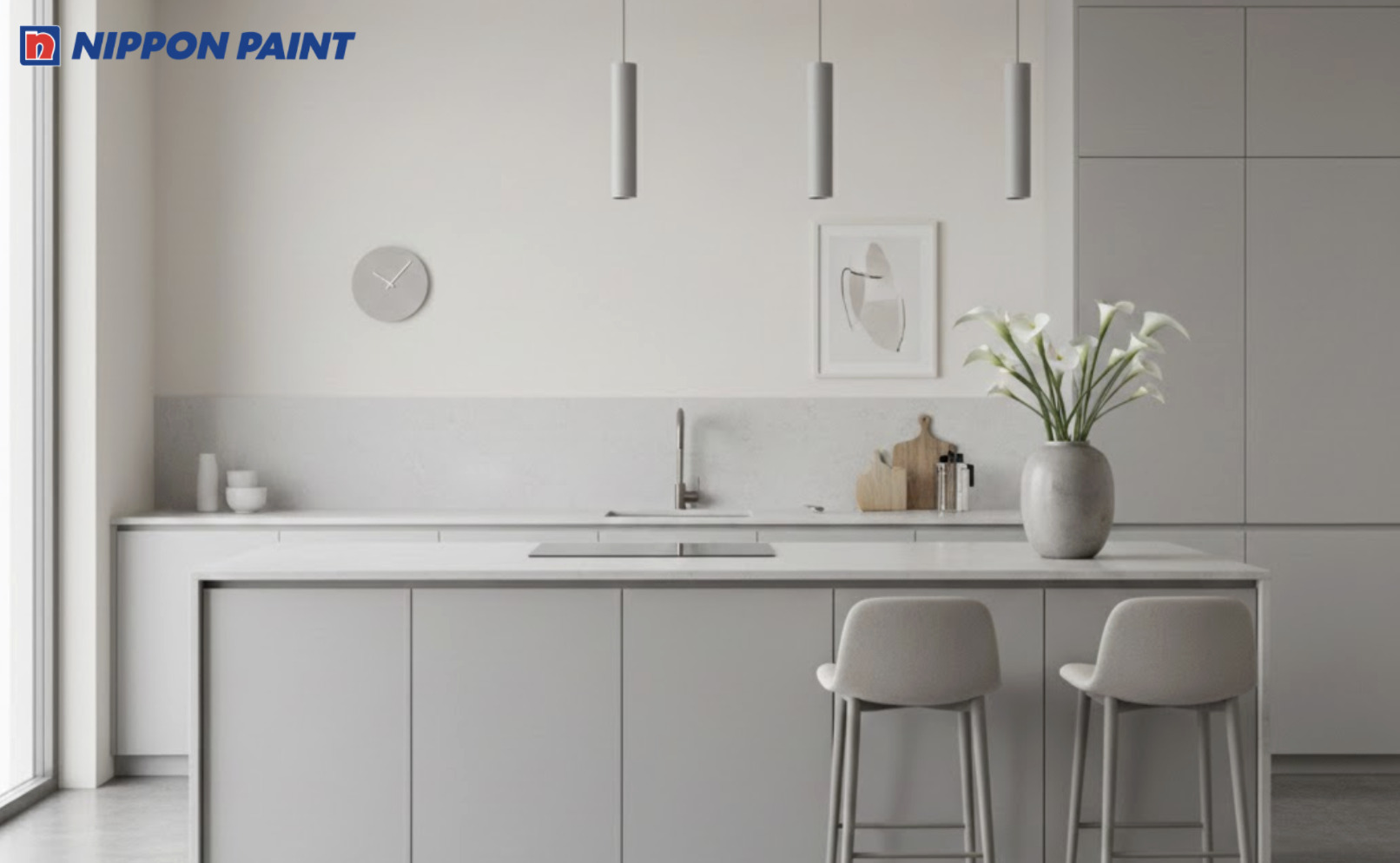 Sử dụng trắng nhạt cho tường bếp, phối cùng mặt đá xám nhạt để tăng tính tinh tế