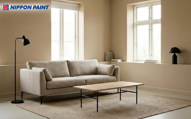 Tường màu be ấm áp kết hợp các chi tiết kim loại tạo sự tương phản, hiện đại