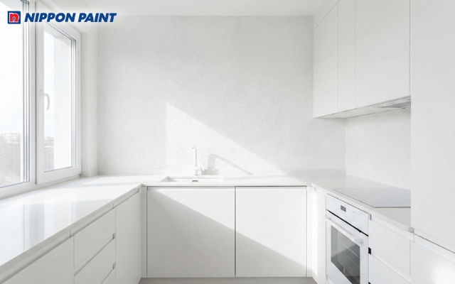 Một không gian bếp toàn màu trắng tạo cảm giác sạch sẽ và tối đa hóa ánh sáng