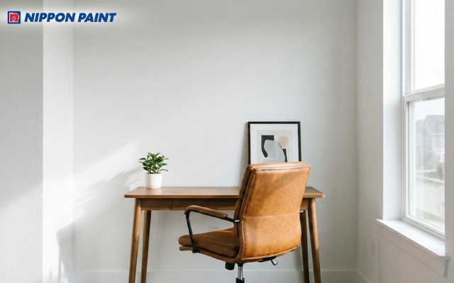 Ghế da nâu tạo điểm nhấn trong phòng làm việc trắng