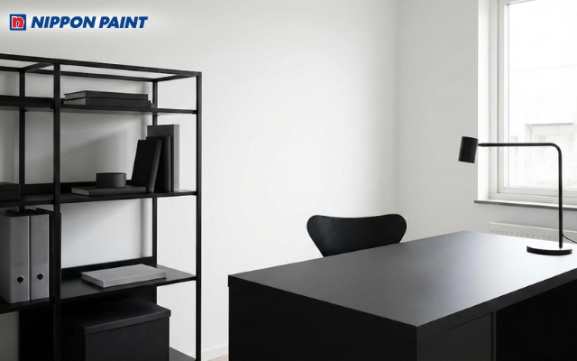 Nội thất đen nổi bật trên nền tường trắng