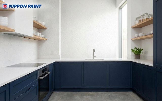 Tường bếp trắng làm nền cho tủ dưới màu xanh navy đầy cá tính