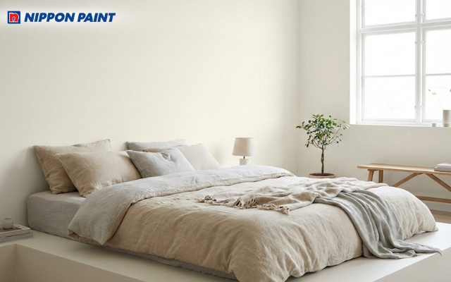 Phòng ngủ trắng ngà với chất liệu vải tự nhiên