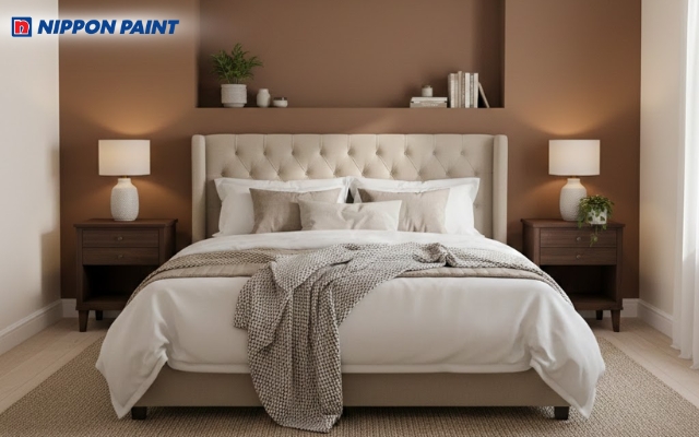 Nâu đất ấm áp cho mảng tường đầu giường, các tường còn lại màu trắng ngà
