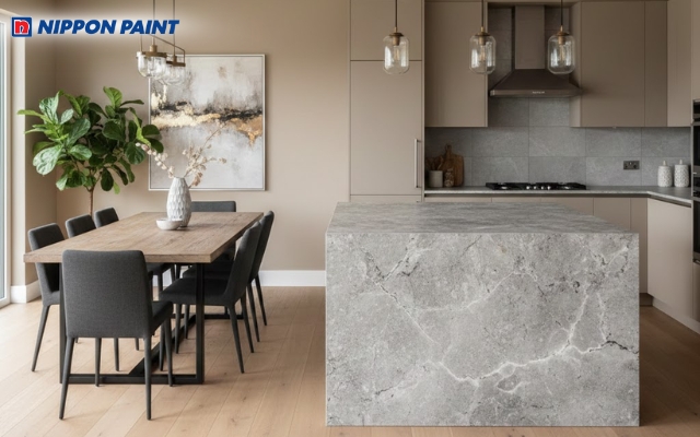 Sơn hiệu ứng đá tự nhiên màu xám cho đảo bếp trên nền tường màu be